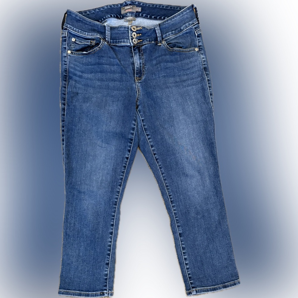 Torrid Crop Jegging 12